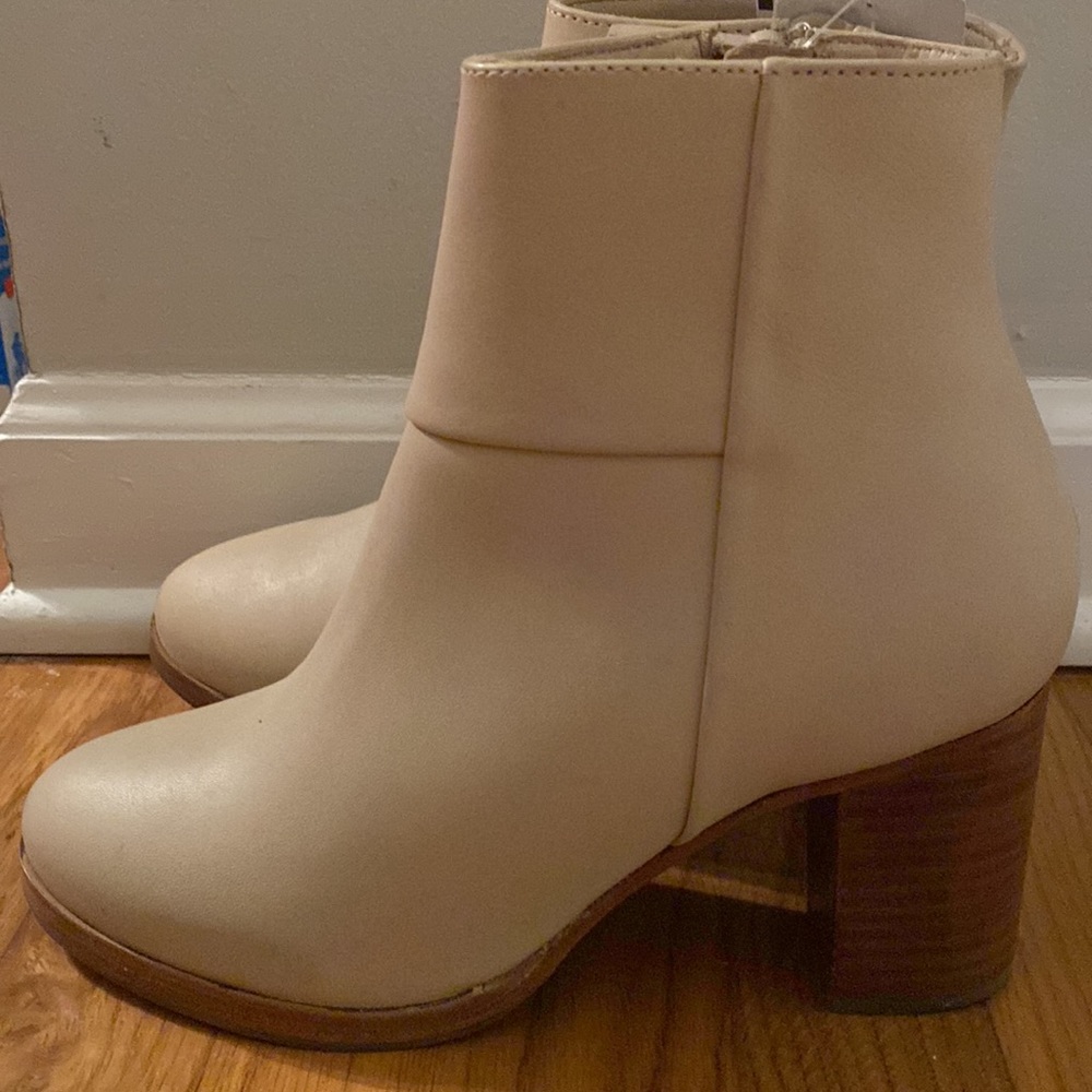 THURSDAY BOOTS • NEW DAISY MODERN BOOT SIZE 8 WOMENS CREAM BOOTS